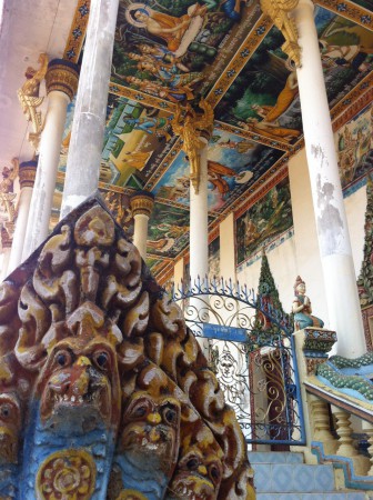 Ce n'est pas des scènes peintent par Léonardo, mais c'est tout de même joli. La scène la plus cheré payée par un pratiquant de cette pagode est de 100US$