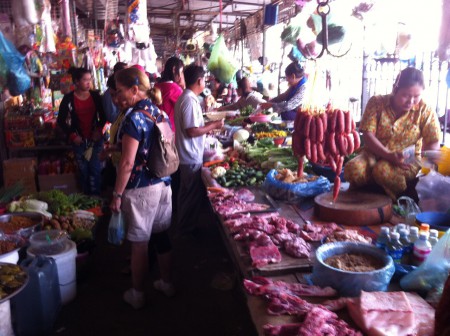 Question hygiène, il ya du travail, à droite la femme du boucher. Sa Mercedes (version scooter) est sur le parking hahaha