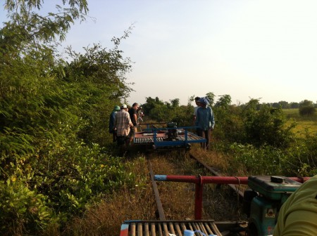 Train de bambou. Lorsque un wagon arrive dans le sens opposé, on le démonte pour le sortir de la voie